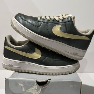 Womens Air Force 1 ‘07 Dark Army size 8.5 womens / 7mens